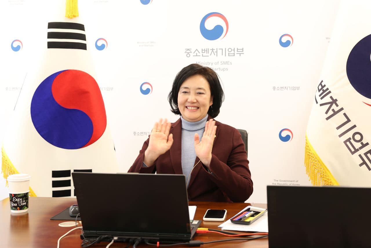 Poll: Park Yeong-seon Leading in the Seoul Mayor Race