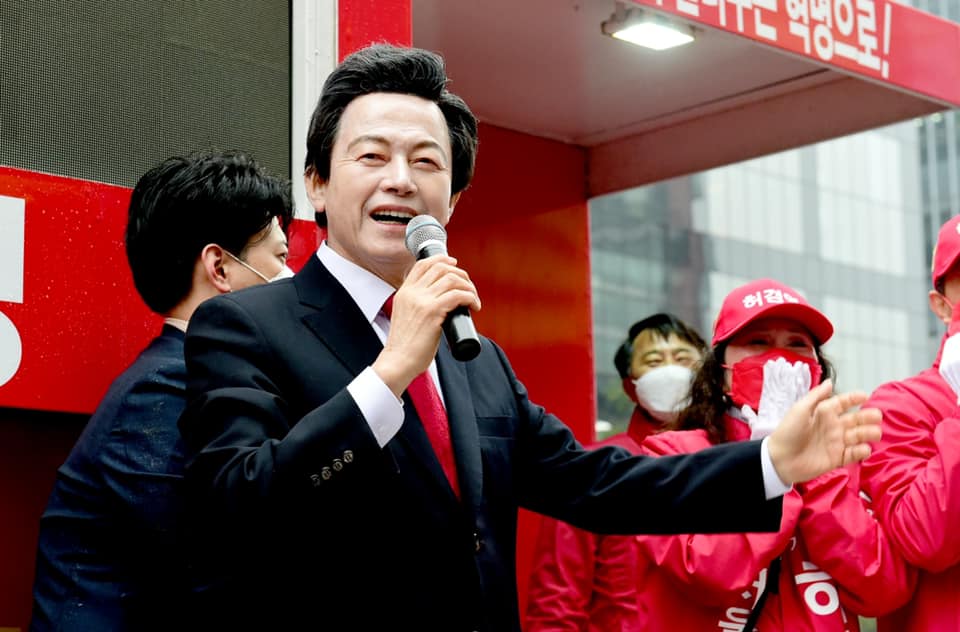 Heo Gyeong-yeong Picks up His Antics Again in the Seoul Mayor Race