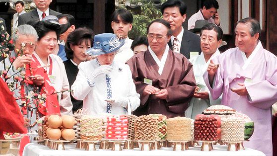 Queen Elizabeth II and Korea