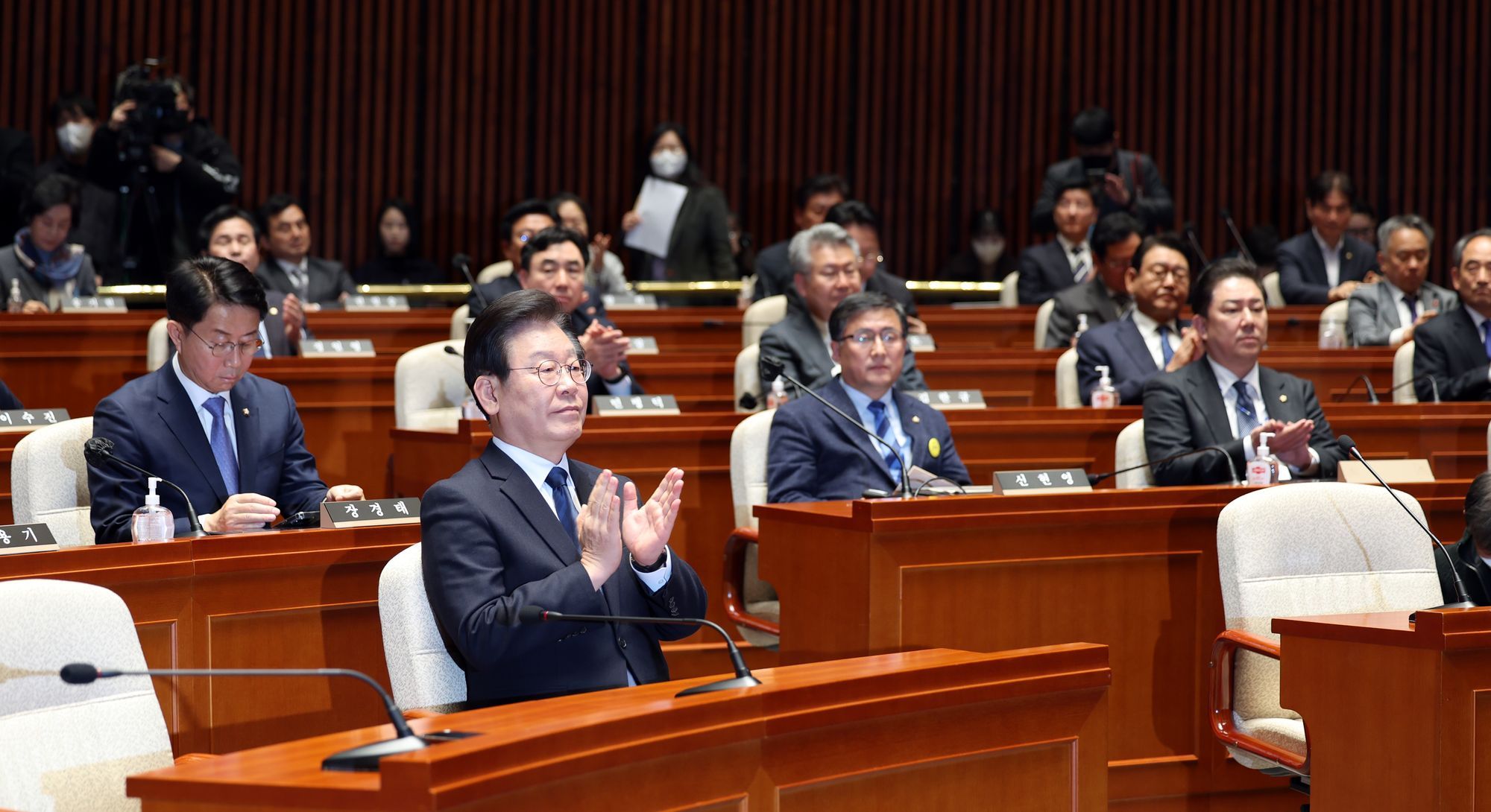 With the Arrest Warrant Vote, Lee Jae-myung Faces a Crossroads