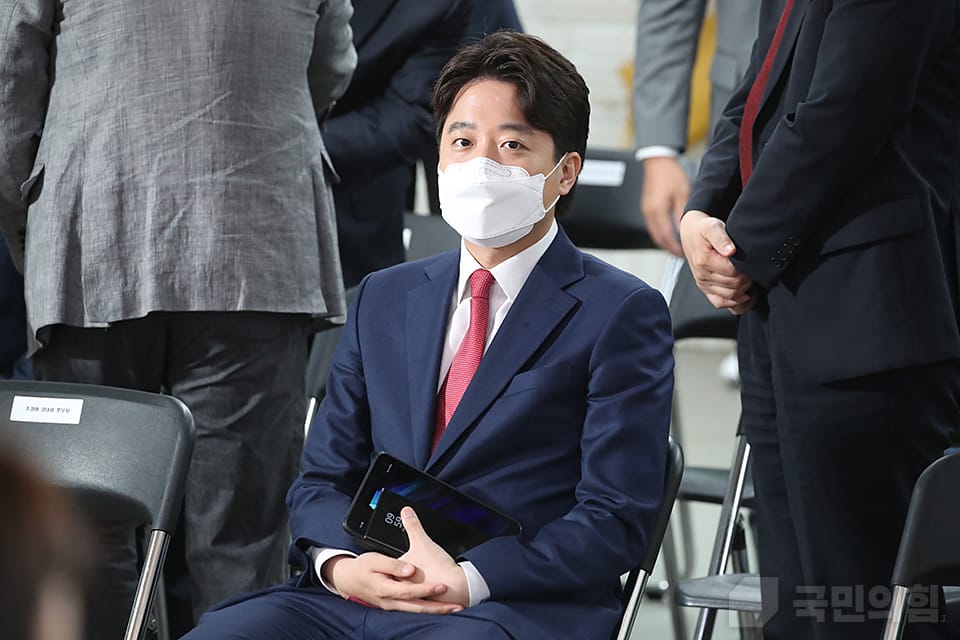Lee Jun-seok’s New Party Gains Traction: Poll