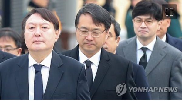 Prosecutors Raid Moon Administration Officials While Dropping Charges Against Yoon Suk-yeol