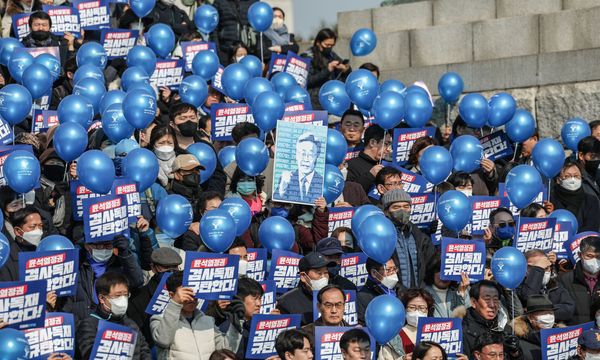 Photo] Moon Jae-in hosts soft opening for his bookshop : National : News :  The Hankyoreh